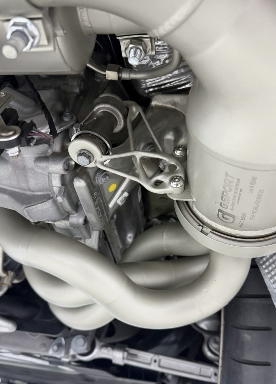 Header bracket on the car