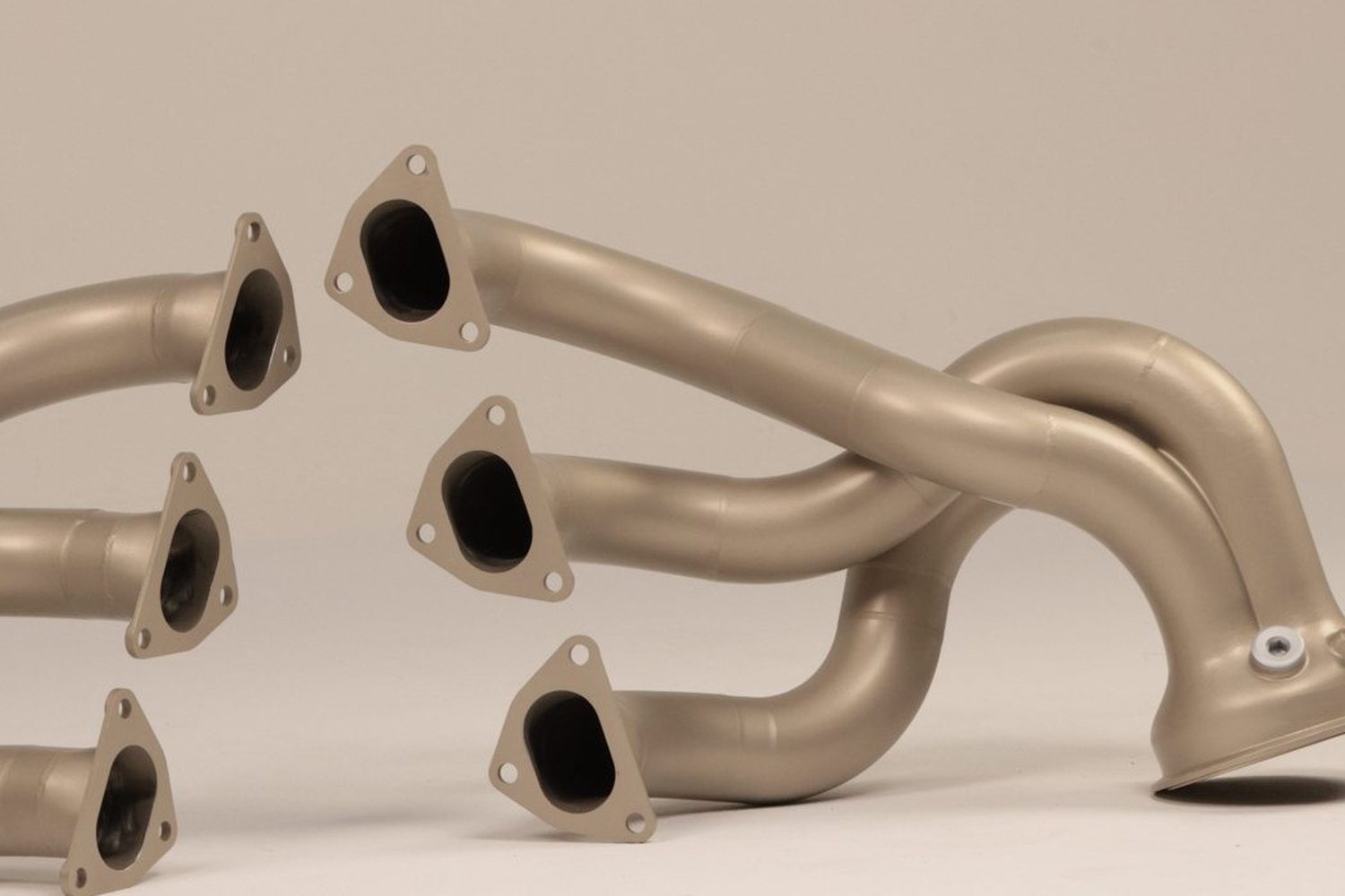 Three-bolt port flanges of an AD-01 header